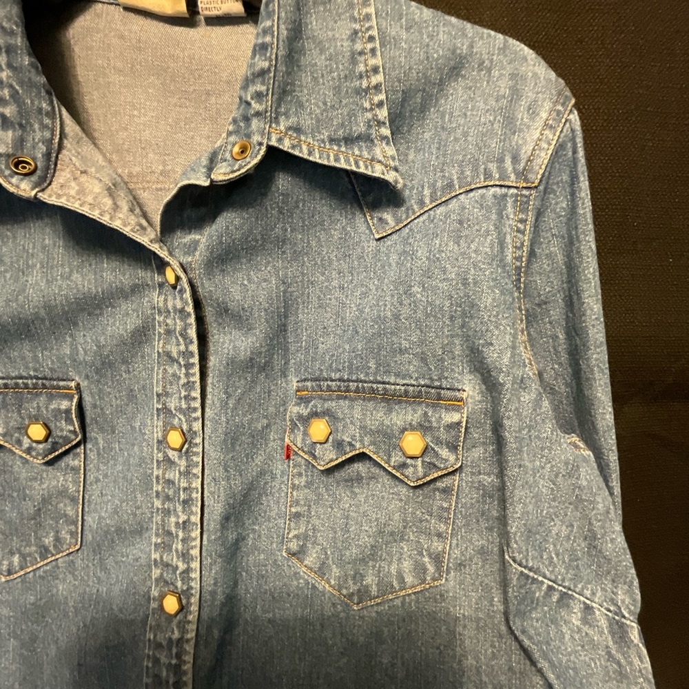 Vintage Levi’s women’s western pearl snap blue jeans shirt - Picture 4 of 5